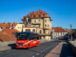 Maribor. Ein Fenkisbus Kleinbus der Marprom, befährt hier am 07.10.2024 den Glavni Most als Linie G5 zur Universität Maribor.