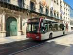 Mercedes-Benz Citaro C2, Wagen 728, Vectalia Mia, bei dem Rathaus von Alicante als Linie 2 am 01.10.2024