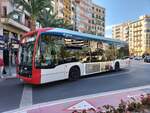 Mercedes-Benz eCitaro, Wagen 1010, Vectalia Mia, als Linie 2 am Plaza de los Luceros in Alicante am 01.10.2024