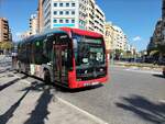 Mercedes-Benz eCitaro, Vectalia Mia, Wagen 1004, unterwegs in der Avenida Salamanca als Linie 4 in Alicante am 21.10.2024