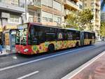 Mercedes-Benz Citaro O 530 G C2, Vectalia Mia, Wagen 822, in der Avenida Federico Soto als Linie 3 in Alicante am 21.10.2024. Der Gelenkbus erhält eine Seitenwandwerbung für die Markthallen in Alicante.