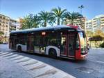 Mercedes-Benz eCitaro, Vectalia Mia, Wagen 1008, am Plaza de los Luceros als Linie 2 in Alicante am 21.10.2024