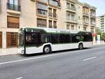 Solaris Urbino 12 IV Hybrid, Wagen 229, bedient die Haltestelle Museo Arqueologico y de Historia de Elche am 16.02.2023.