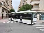 Solaris Urbino 12 IV Electric, Wagen 237, Avanza Elche, biegt in der Calle Lepanto in Elche am 07.10.2024 ein.