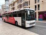 Mercedes-Benz Intouro III M, Wagen 1332, Vectalia Alicante, als Pendelbus zwischen Elche und Alicante hier an der Haltestelle Museo Arqueologico in Elche am 07.10.2024