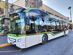 Castrosua Magnus H LE 13 Hybrid, Avanza Elche, Wagen 303, wartet als Linie R11 am Busbahnhof in Elche am 30.01.2025