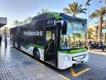 Castrosua Magnus H LE 13 Hybrid (Scania K360H), Avanza Elche, Wagen 312, wartet als Linie R12 am Busbahnhof in Elche am 11.02.2025