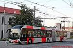 Dopravní podnik hl. m. Prahy, akciová společnost (DPP) Wagen 101 ( Kennzeichen: DPP 101) ein SOR TNS 18.
Dieser Bus bedient gerade die Linie 58 und steht gerade an der Endhaltestelle Metro Palmovka in der Straße Na Žertvách, 180 00 Praha 8-Liben
Dieser SOR Batterie- O-Bus frischt gerade seine Akkus auf, da die Linie 58 nicht komplett mit Oberleitungen ausgerüstet ist.