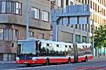 Dopravní podnik hl. m. Prahy, akciová společnost (DPP) Wagen 6749 ( Kennzeichen: 2AK 5872) ein SOR NB 18.
Dieser Bus bedient gerade die Linie 112 und befährt gerade die Straße Partyzánská, 170 00 Praha 7-Holešovice.