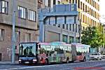 Dopravní podnik hl. m. Prahy, akciová společnost (DPP) Wagen 5082 ( Kennzeichen: 8AA 2419) ein SOR NB 18.
Dieser Bus bedient gerade die Linie 112 und befährt gerade die Straße Partyzánská, 170 00 Praha 7-Holešovice.
Das Fahrzeug war übrigens der einzige Bus, der mir in Prag mit einer Popwerbung vor die Linse fuhr. Er wirbt für den Prager Zoo.