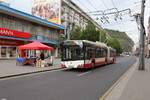 Ein Skoda Gelenk O-Bus ist hier auf der Hrncirska als Linie 71 in Usti nad Labe am 5.6.2024 unterwegs.