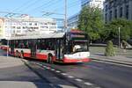 Ein dreiachsiger Skoda O-Bus fährt hier am 6.6.2024 in Usti nad Labem von der Mirova nam.