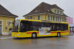 Mercedes Citaro 67 der BLT, auf der Linie 60, wartet am 27.01.2025 an der Haltestelle beim Bahnhof Muttenz.