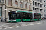 Mercedes eCitaro 7128, auf der Linie 30, fährt am 27.05.2024 zur Haltestelle Steinenschanze.