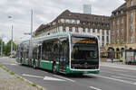 Mercedes eCitaro 7122, auf der Linie 36, verlässt am 27.05.2024 die Haltestelle beim badischen Bahnhof.