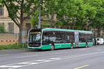 Mercedes eCitaro 7127, auf der Linie 36, fährt am 27.05.2024 zur Haltestelle beim badischen Bahnhof.