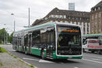 Mercedes eCitaro 7117, auf der Linie 36, verlässt am 27.05.2024 die Haltestelle am badischen Bahnhof.