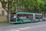 Mercedes eCitaro 7103, auf der Linie 36, fährt am 27.05.2024 zur Haltestelle am badischen Bahnhof.