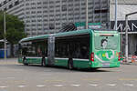 Mercedes eCitaro 7137, auf der Linie 36, verlässt am 05.10.2024 die Haltestelle St. Jakob. Aufnahme Basel.