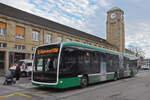 Mercedes eCitaro 7110, auf der Linie 30, wartet am 25.11.2024 an der Endstation am badischen Bahnhof.