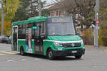 K-Bus 8605, auf der Linie 45, fährt am 18.11.2024 zur Haltestelle Niederholz Bahnhof. Aufnahme Riehen.