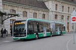 Mercedes eCitaro 7112, auf der Linie 30, wartet am 18.12.2024 an der Endstation am Bahnhof SBB. Aufnahme Basel.