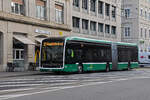 Mercedes eCitaro 7133, auf der Linie 30, fährt am 18.12.2024 durch die Centralbahnstrasse zur Haltestelle Steinenschanze.