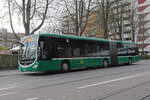 Mercedes Citaro 7018, auf der Tramersatz Linie 2, wartet am 18.11.2024 an der provisorischen Haltestelle an der Gewerbeschule. Aufnahme Basel.