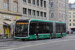 Mercedes eCitaro 7109, auf der Linie 30, fährt am 18.11.2024 durch die Centralbahnstrasse zur Haltestelle Steinenschanze. Aufnahme Basel.