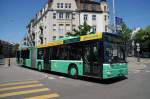 MAN Bus mit der Betriebsnummer 773 fhrt auf die Haltestelle Wettsteinplatz in Basel.