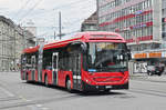 Volvo Hybrid Bus 889 ist mit der Fahrschule beim Bahnhof Bern unterwegs. Die Aufnahme stammt vom 09.06.2017.