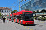 Hess Doppelgelenk Trolleybus 54, auf der Linie 20, verlässt am 09.07.2024 die Haltestelle beim Bahnhof Bern.