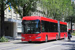 IRIZAR Elektrobus 242, auf der Linie 17, fährt am 09.07.2024 durch die Bundesgasse.