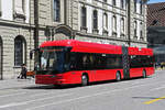 Hess Trolleybus 33, auf der Linie 12, überquert am 09.07.2024 den Bubenbergplatz.