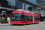 Hess Trolleybus 21, auf der Linie 11, bedient am 09.07.2024 die Haltestelle beim Bahnhof Bern.