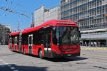 Volvo Hybridbus 883, auf der Tramersatzlinie 8A, fährt am 09.07.2024 zur Haltestelle beim Bahnhof Bern.