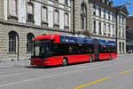 Hess Trolleybus 27, auf der Linie 12, überquert am 09.07.2024 den Bubenbergplatz. Aufnahme Bern.