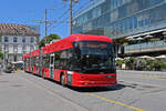 Hess Doppelgelenk Trolleybus 44, auf der Linie 20, verlässt am 09.07.2024 die Haltestelle beim Bahnhof Bern.