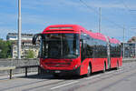 Volvo Hybridbus 874, auf der Linie 10, überquert am 09.07.2024 die Kornhausbrücke.