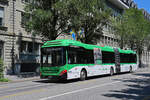 Volvo Hybridbus 228 mit Vaudoise Werbung, auf der Linie 17, fährt am 09.07.2024 durch die Bundesgasse. Aufnahme Bern.