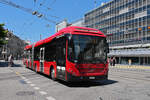 Volvo Hybridbus 877, auf der Linie 19, fährt am 09.07.2024 zur Haltestelle beim Bahnhof Bern.