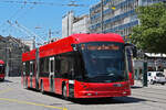 Hess Trolleybus 36, auf der Linie 12, fährt am 09.07.2024 zur Haltestelle beim Bahnhof Bern.