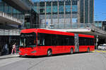 Irizar Elektrobus 245, auf der Linie 21, wartet am 09.07.2024 an der Haltestelle beim Bahnhof Bern.