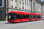 Hess Doppelgelenk Trolleybus 42, auf der Linie 20, überquert am 09.07.2024 den Bubenbergplatz.