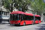 Volvo Hybridbus 236, auf der Tramersatzlinie 7A, fährt am 09.07.2024 durch die Bundesgasse.