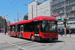 Volvo Hybridbus 227, auf der Tramersatzlinie 7A, fährt am 09.07.2024 zur Haltestelle beim Bahnhof Bern.