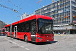 Irizar Elektrobus 242, auf der Linie 17, fährt am 09.07.2024 zur Haltestelle beim Bahnhof Bern.