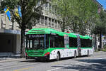 Volvo Hybridbus 228 mit der Werbung für die Vaudoise Versicherung, auf der Linie 17, fährt am 09.07.2024 durch die Bundesgasse. Aufnahme Bern.