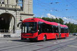 Volvo Hybridbus 887, auf der Linie 19, fährt am 09.07.2024 zur Haltestelle Zytglogge beim Casinoplatz.