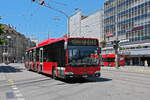 Mercedes Citaro 851, auf der Linie 10, fährt am 09.07.2024 zur Haltestelle beim Bahnhof Bern.